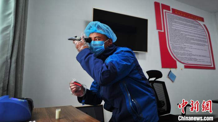 圖為8月11日，西藏那曲市聶榮縣色慶鄉(xiāng)雜瑪多種經(jīng)營合作聯(lián)合社質(zhì)檢員對從各牧場收集上來的牛奶進(jìn)行質(zhì)量檢測。色慶鄉(xiāng)統(tǒng)籌全鄉(xiāng)28個行政村的合作社，成立了擁有規(guī)范管理體系的合作聯(lián)合社，整合集體草場建立5座牧場，各牧場按照計分制統(tǒng)一放牧，畜產(chǎn)品實(shí)行定點(diǎn)、定時、定人收購，再統(tǒng)一檢測、加工、出售，建立了完整的牧業(yè)全產(chǎn)業(yè)鏈(資料圖)?！垈?攝