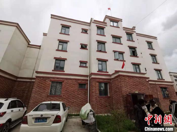 圖為8月12日，2018年7月從距那曲市色尼區(qū)城區(qū)那曲鎮(zhèn)90千米外的古露鎮(zhèn)當(dāng)桑村搬遷至城區(qū)的旦增新家位于一棟四層的樓房內(nèi)(資料圖)?！垈?攝