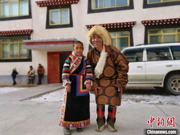 圖為2020年1月16日，搬遷至那曲市安多縣卓格扶貧小區(qū)的農(nóng)牧民在新家外面合影(資料圖)?！垈?攝