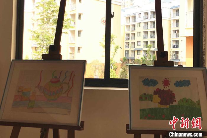 圖為會澤縣城易地扶貧搬遷點一所小學內擺放著的學生畫作?！】姵?攝