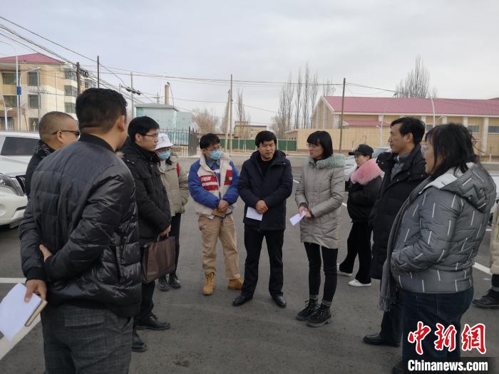 圖為青海大學(xué)工作人員正在現(xiàn)場考察該項目進行情況?！±罱瓕?攝