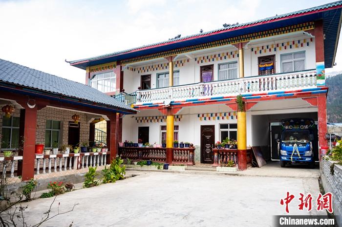 1月30日，嘎腰村，僜人苦梅夏自家的兩層樓房。<a target='_blank' ><p  align=