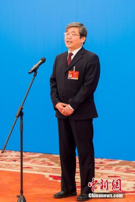 3月10日，全國(guó)政協(xié)十三屆四次會(huì)議第三場(chǎng)“委員通道”采訪活動(dòng)在北京人民大會(huì)堂新聞發(fā)布廳舉行。圖為全國(guó)政協(xié)委員阿拉坦倉(cāng)通過(guò)網(wǎng)絡(luò)視頻方式接受媒體采訪。<a target='_blank' ><p  align=