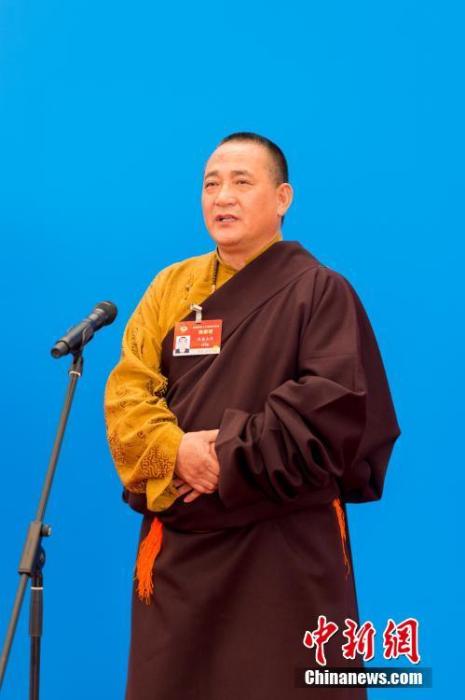 3月10日，全國(guó)政協(xié)十三屆四次會(huì)議第三場(chǎng)“委員通道”采訪活動(dòng)在北京人民大會(huì)堂新聞發(fā)布廳舉行。圖為全國(guó)政協(xié)委員洛桑山丹通過(guò)網(wǎng)絡(luò)視頻方式接受媒體采訪。<a target='_blank' ><p  align=