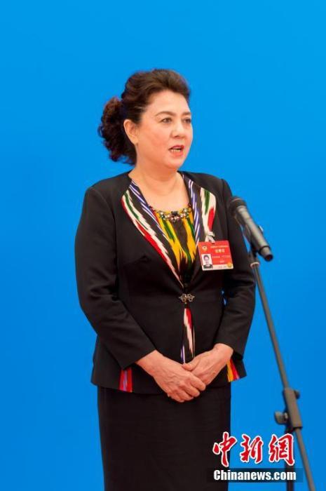 3月10日，全國(guó)政協(xié)十三屆四次會(huì)議第三場(chǎng)“委員通道”采訪活動(dòng)在北京人民大會(huì)堂新聞發(fā)布廳舉行。圖為全國(guó)政協(xié)委員古麗帕麗·阿不都拉通過(guò)網(wǎng)絡(luò)視頻方式接受媒體采訪。<a target='_blank' ><p  align=
