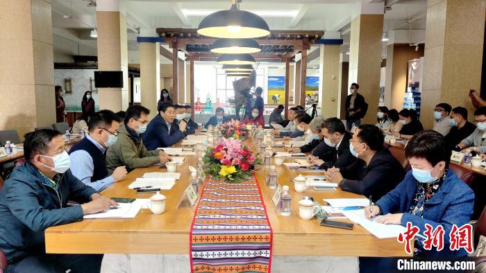 圖為國家糧食產(chǎn)業(yè)(青稞深加工)技術(shù)創(chuàng)新分中心在西藏拉薩掛牌儀式現(xiàn)場。　貢桑拉姆 攝