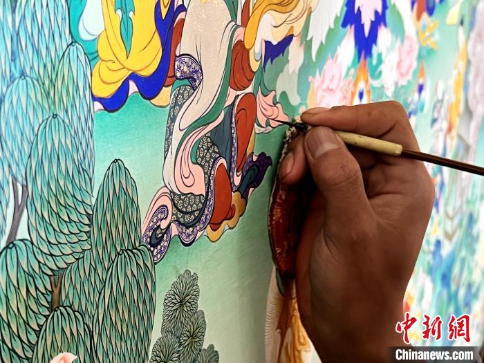 圖為畫師繪畫唐卡?！●R文莉 供圖