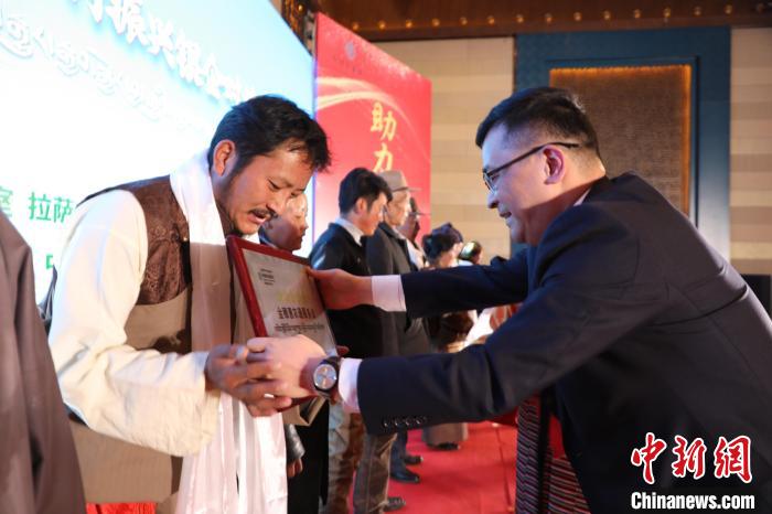 圖為拉薩市銀企對接洽談會現(xiàn)場。　格桑倫珠 攝