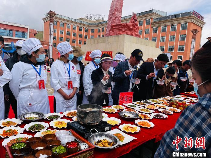 圖為2022年，班戈縣“鄉(xiāng)村振興那曲奮進(jìn)”廚藝大賽現(xiàn)場。資料圖 那曲市“鄉(xiāng)村振興 那曲奮進(jìn)”活動辦供圖