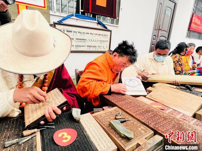 圖為2022年，聶榮縣當(dāng)木江鄉(xiāng)“鄉(xiāng)村振興那曲奮進(jìn)”活動雕刻比賽現(xiàn)場。資料圖 那曲市“鄉(xiāng)村振興 那曲奮進(jìn)”活動辦供圖