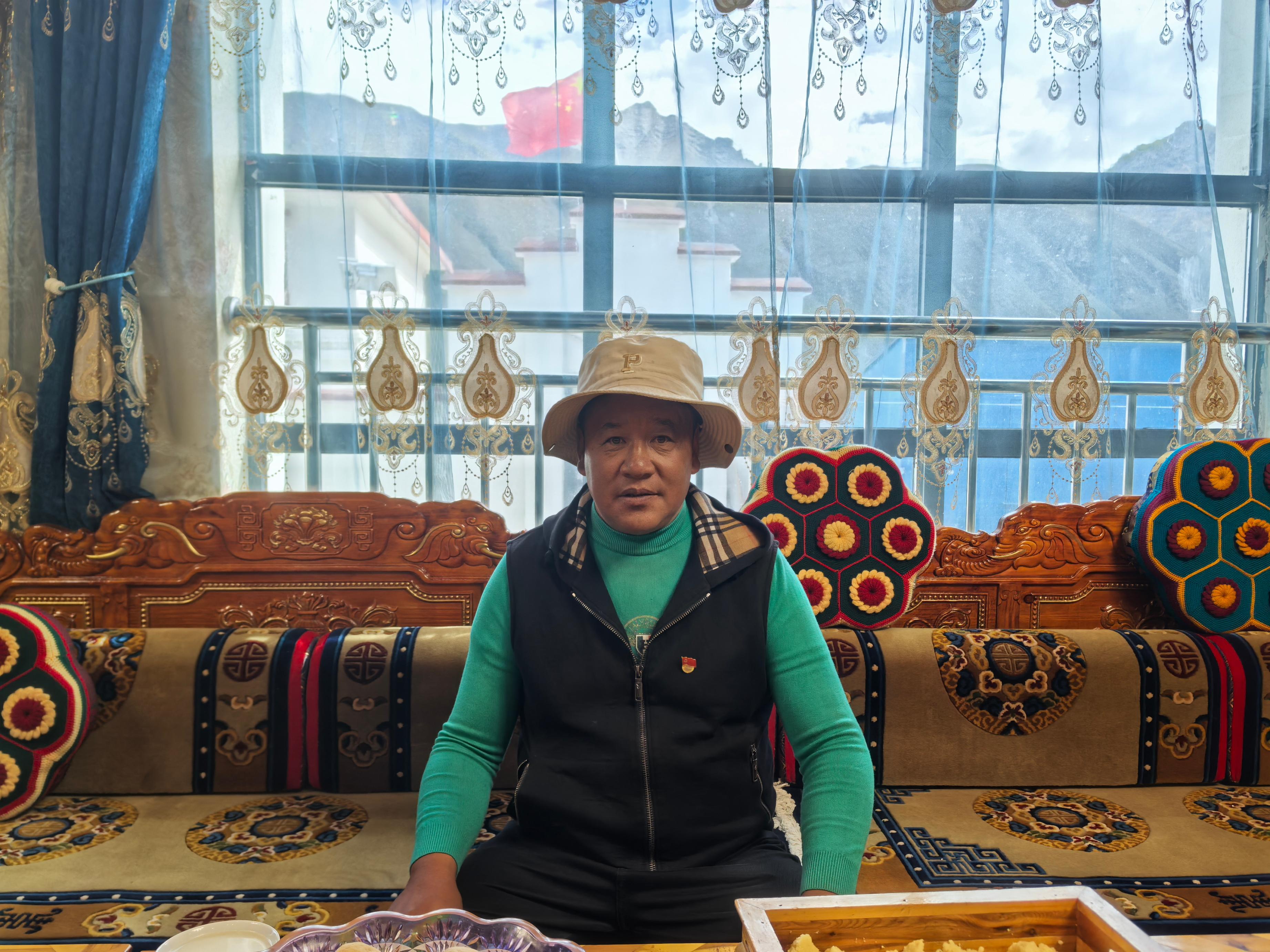 斯定咔村村民在自家客廳。 人民網(wǎng)記者 黃玉琦攝