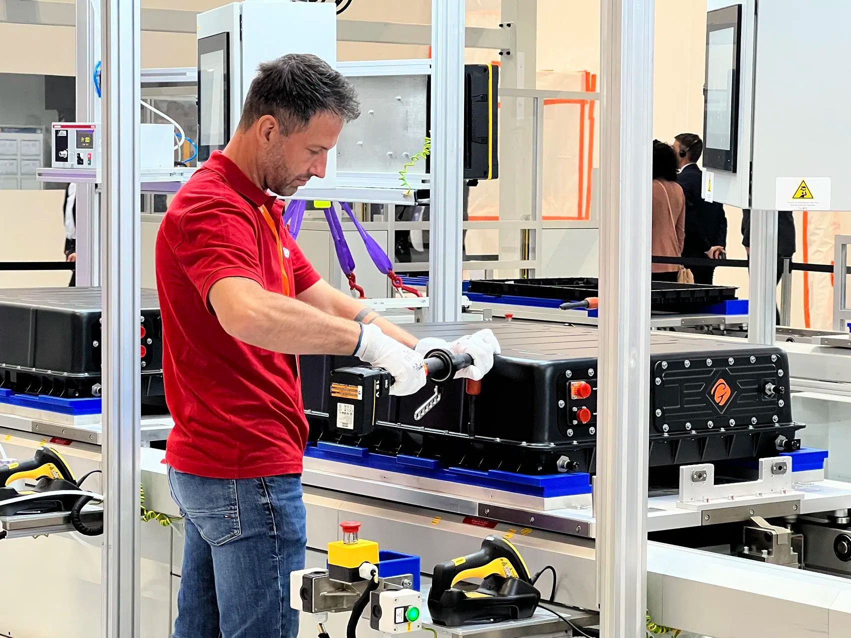 2023年9月國軒高科哥廷根工廠首款電池產(chǎn)品線投產(chǎn)。人民網(wǎng)記者 李強(qiáng)攝