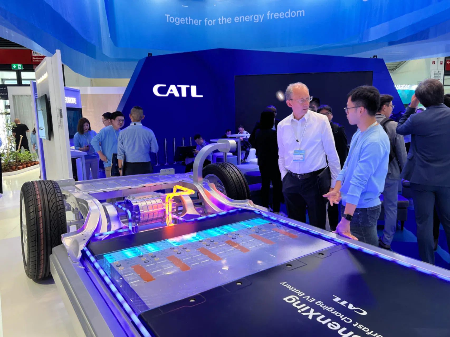 寧德時(shí)代在德國國際汽車及智慧出行博覽會(huì)的展臺(tái)。人民網(wǎng)記者 李強(qiáng)攝