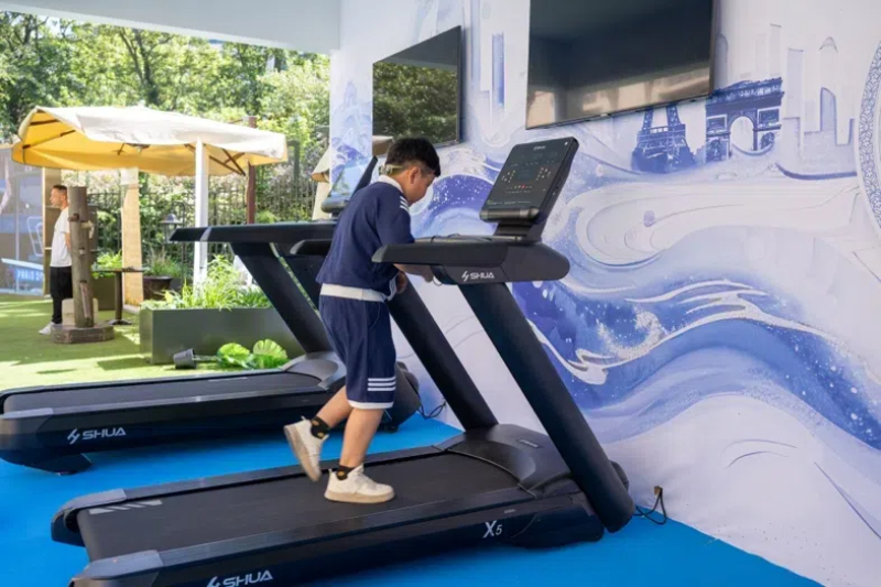 小朋友在智慧體育公園體驗(yàn)跑步機(jī)。巴黎