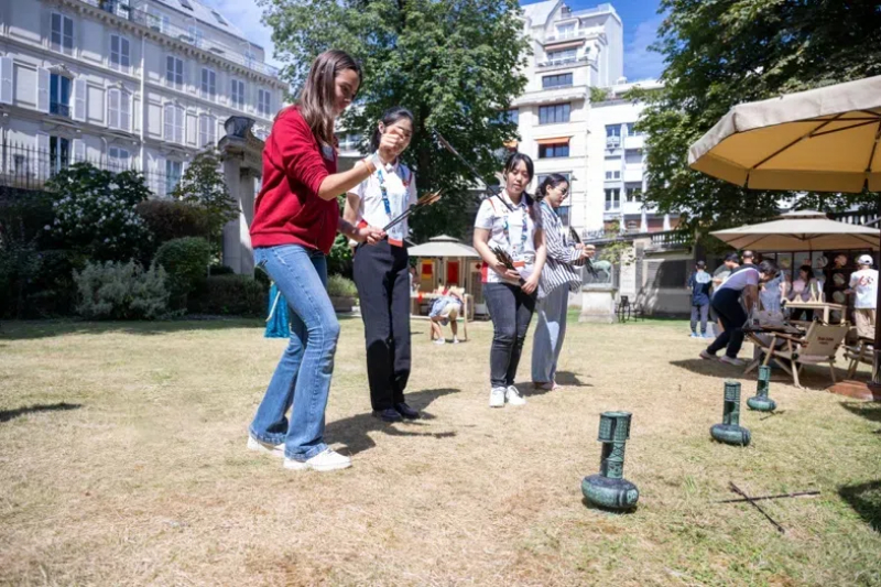 中外友人體驗(yàn)投壺游戲。巴黎
