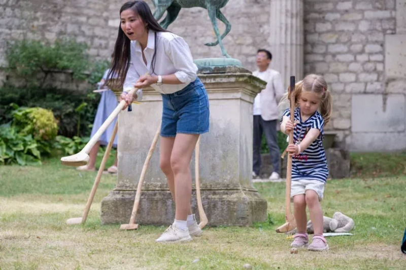 小朋友體驗(yàn)捶丸游戲。巴黎