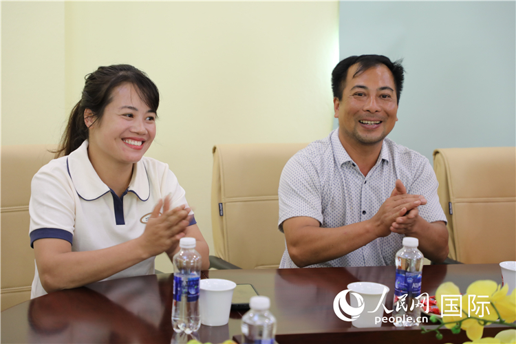 越南沙巴市黃連寄宿制民族小學(xué)老師阮氏秋姮、阮文享。人民網(wǎng)記者簡(jiǎn)承淵攝