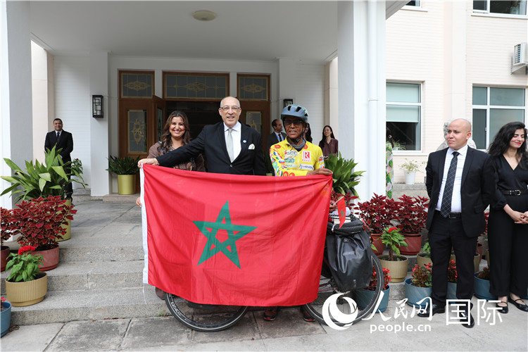 9月6日，摩洛哥駐華大使阿卜杜勒卡迪爾·安薩里在大使官邸舉行儀式，歡迎并招待卡里姆·穆斯塔。人民網(wǎng)記者 王晶攝