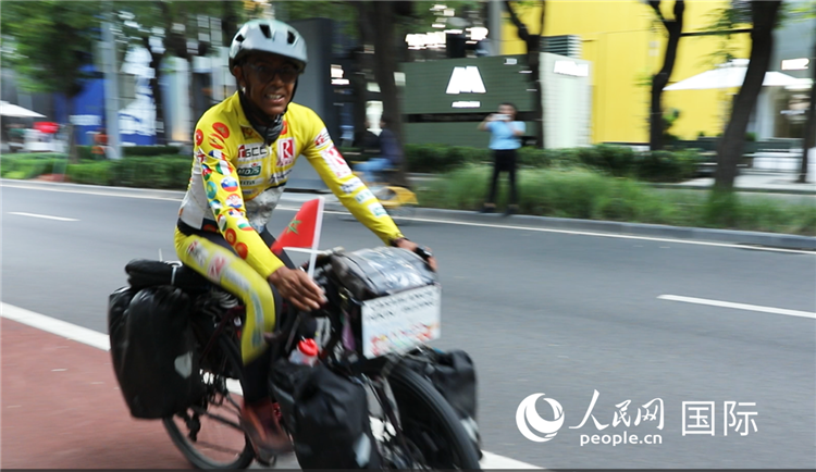 卡里姆·穆斯塔在北京街頭騎行。人民網(wǎng)記者 翟轉(zhuǎn)麗攝