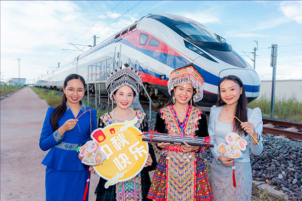 中老鐵路兩國(guó)員工一起參加中秋活動(dòng)。旺·洛拉勒攝