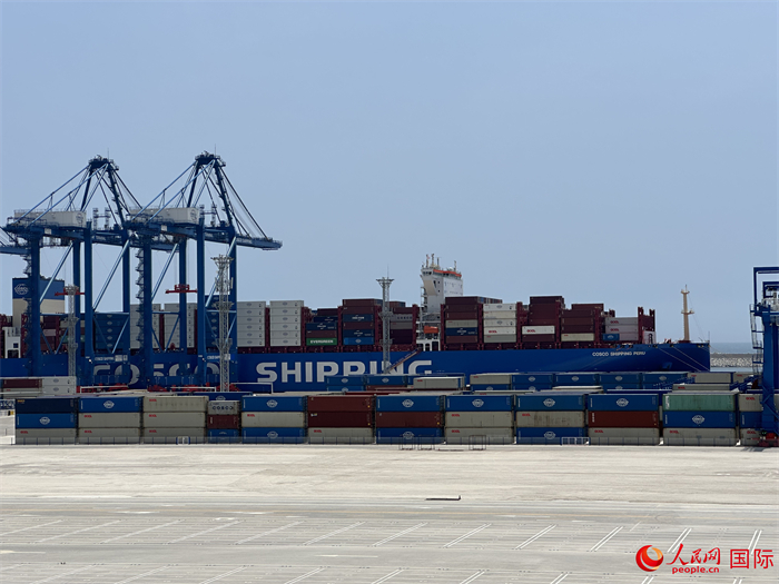 當?shù)貢r間11月15日，秘魯錢凱港碼頭操作區(qū)現(xiàn)場。人民網(wǎng)記者 周雨攝