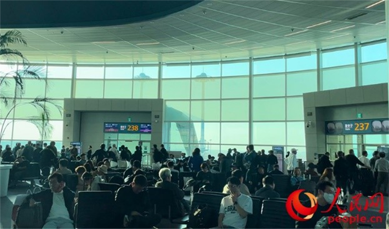 仁川機場等待登機的旅客。人民網(wǎng) 李帆攝