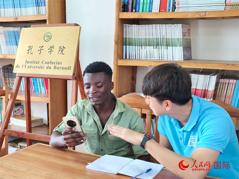 孔院教師在輔導(dǎo)學(xué)生。人民網(wǎng)記者 黃培昭攝