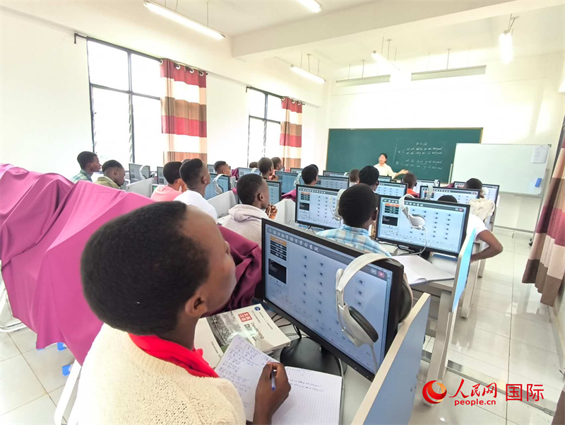 學(xué)生們?cè)谡n堂上認(rèn)真聽(tīng)講。人民網(wǎng)記者 黃培昭攝