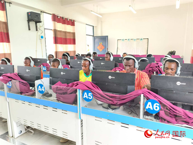 學(xué)生們正在上聽(tīng)力課。人民網(wǎng)記者 黃培昭攝