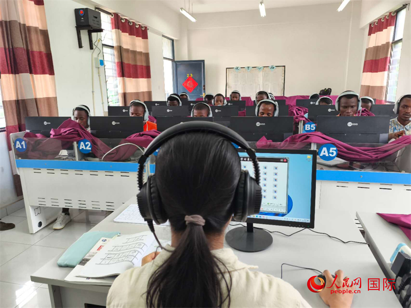 在聽(tīng)力教室內(nèi) 。人民網(wǎng)記者 黃培昭攝