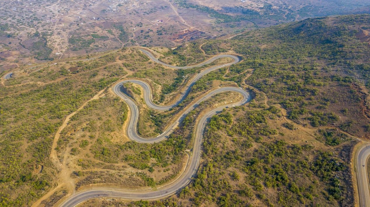 跨崖公路航拍圖。田雨攝