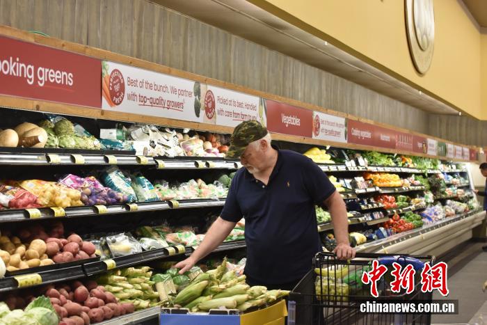 當(dāng)?shù)貢r(shí)間7月18日，美國密歇根大學(xué)公布報(bào)告顯示，7月美國消費(fèi)者信心指數(shù)升至61.8，為近5個(gè)月以來的最高值。圖為美國民眾在馬里蘭州羅克韋爾一超市購物。 <a target='_blank' href='/' _fcksavedurl='/'><p  align=