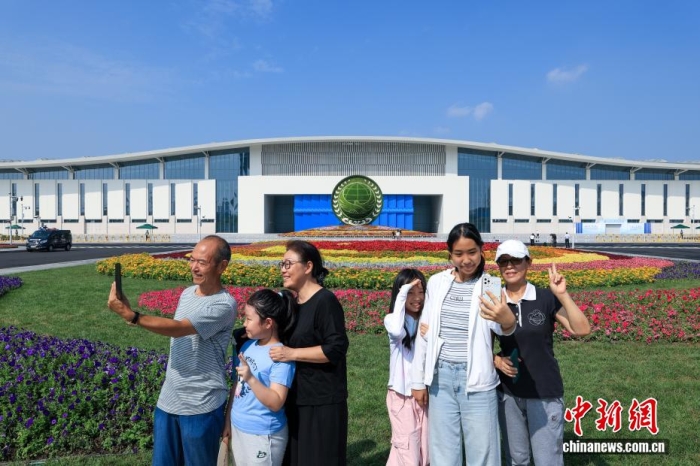 8月31日，天津，市民在2025年上海合作組織峰會主會場外自拍。當(dāng)日，2025年上海合作組織峰會在天津舉行。<a target='_blank' href='/'><p  align=