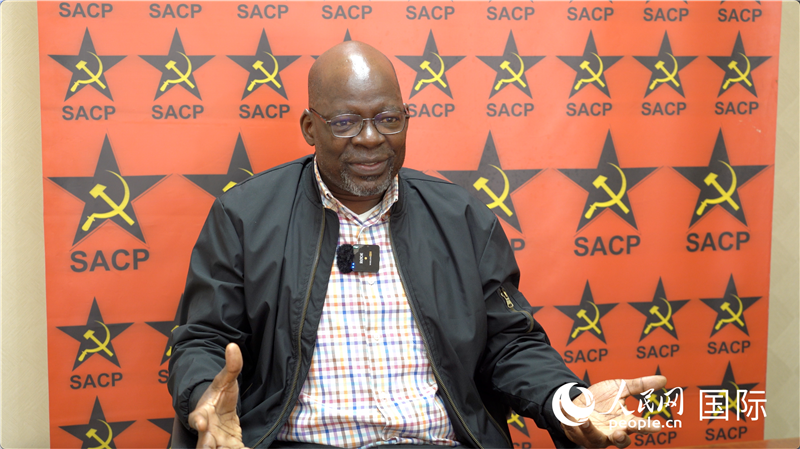 南非共產(chǎn)黨總書記索利 馬派拉接受人民網(wǎng)記者采訪。人民網(wǎng) 劉暢攝