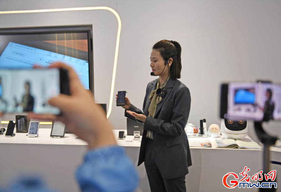 組圖丨AI、網(wǎng)絡(luò)安全、跨境電商……數(shù)字經(jīng)濟(jì)如此 “陜”耀