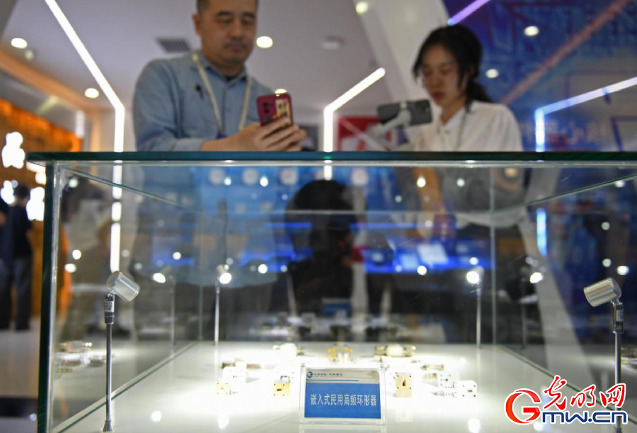 組圖丨AI、網(wǎng)絡(luò)安全、跨境電商……數(shù)字經(jīng)濟(jì)如此 “陜”耀