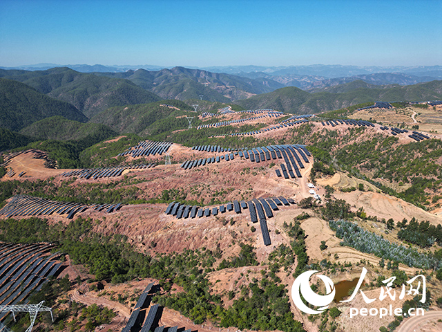 云南南華羅文村的山坡上，一塊塊光伏板連接成片。人民網(wǎng)記者 程浩攝
