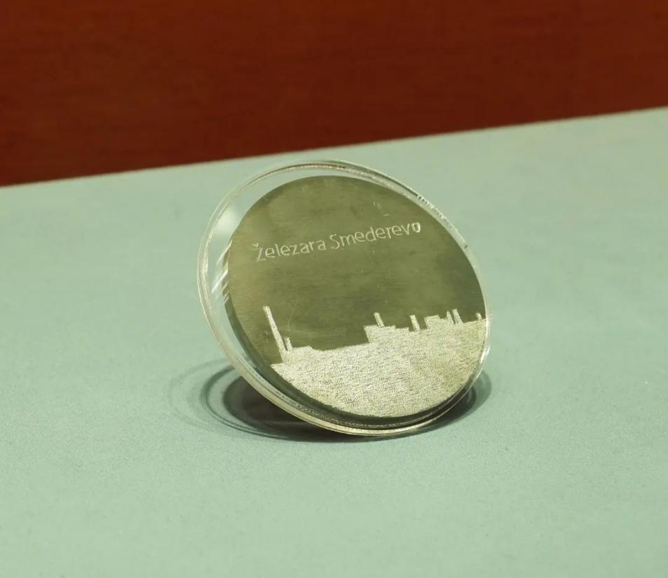 2016年6月，塞爾維亞斯梅戴雷沃鋼廠工人贈送習(xí)近平主席的鋼板雕刻工廠剪影紀(jì)念牌。胡楊 攝