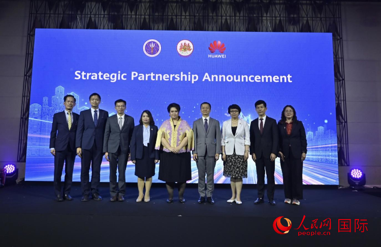 數(shù)字人才峰會現(xiàn)場。左五為泰國高等教育、科學(xué)、研究和創(chuàng)新部長素巴瑪·伊沙拉帕迪，右三中國駐泰國大使館教育參贊許蘭，右四為華為泰國技術(shù)有限公司總經(jīng)理李雄偉。人民網(wǎng)記者 簡承淵攝