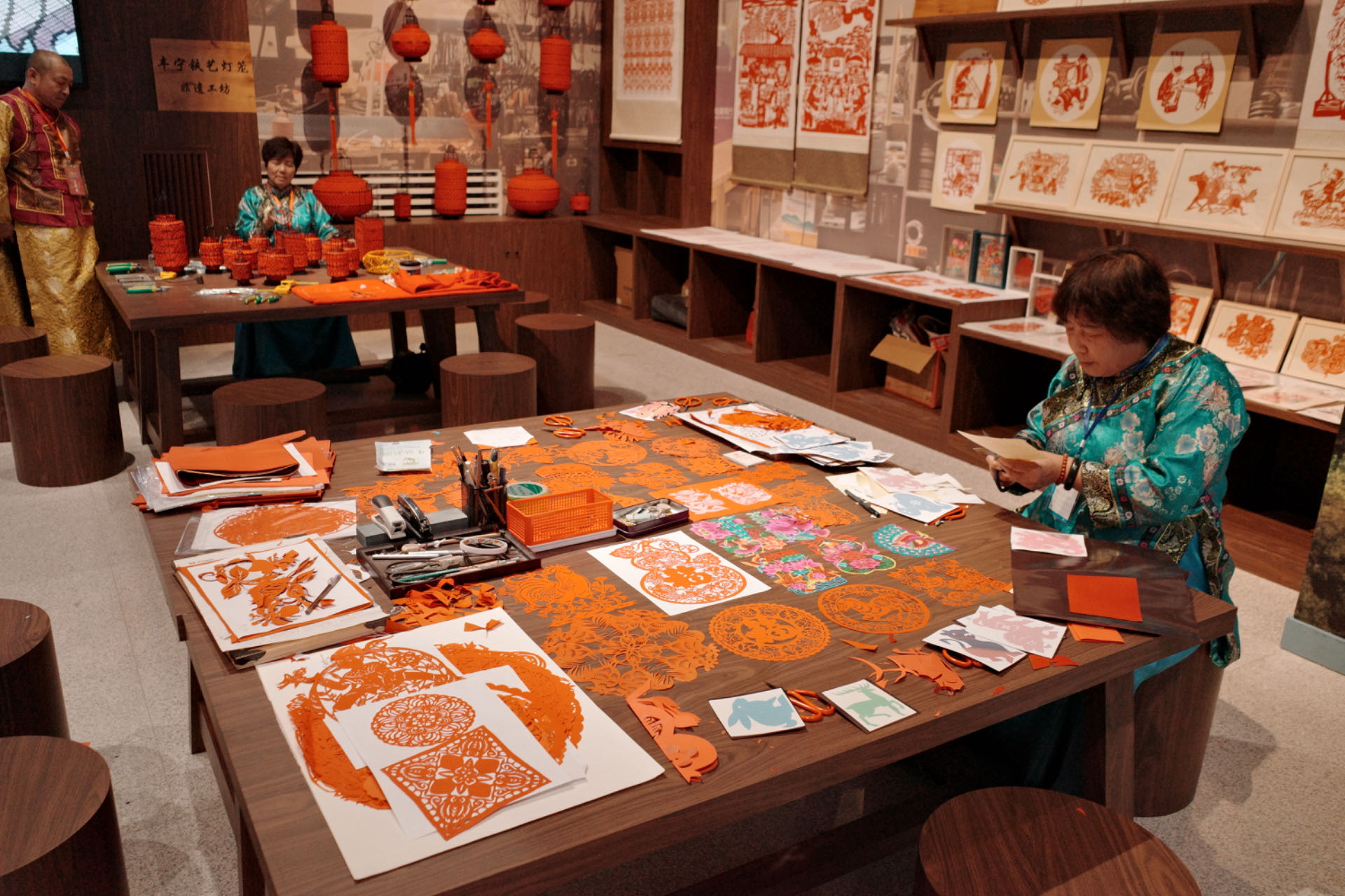 “氣象萬(wàn)千——中國(guó)非遺保護(hù)實(shí)踐主題展”上，非遺傳承人現(xiàn)場(chǎng)展示。人民網(wǎng)記者 劉微攝