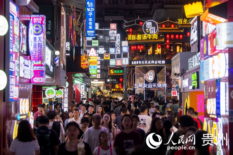 6月21日，貴陽，青云市集內(nèi)游人如織。人民網(wǎng)記者 翁奇羽攝