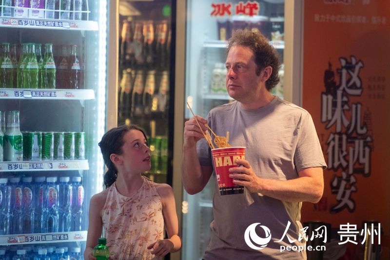 6月21日，貴陽青云市集內(nèi)，游客邊逛邊吃。人民網(wǎng)記者 翁奇羽攝