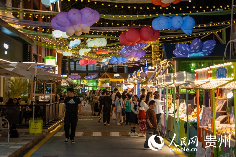 6月21日，貴陽新印廠霓虹閃爍，映照城市夜生活。人民網(wǎng) 陽茜攝