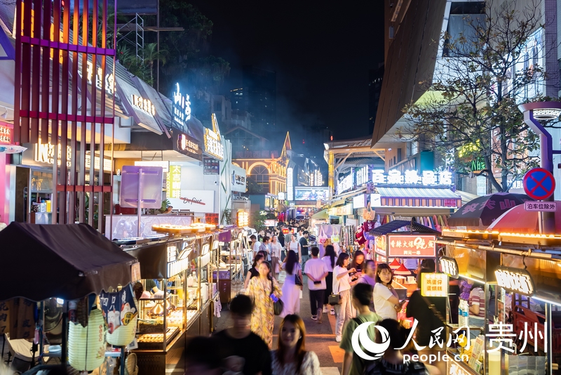 6月21日，夜幕下人頭攢動(dòng)的貴陽市太平路街區(qū)。人民網(wǎng)記者 涂敏攝