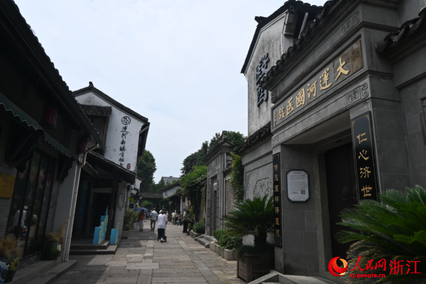 運(yùn)河邊的老建筑被完好保存下來。人民網(wǎng)記者 張麗瑋攝