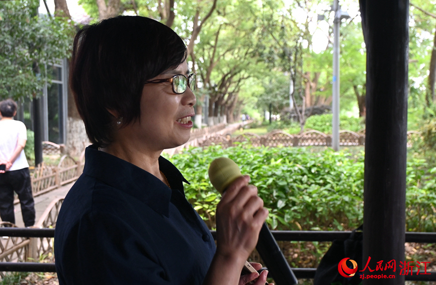 面向運(yùn)河，任國萍放聲歌唱。人民網(wǎng)記者 張麗瑋