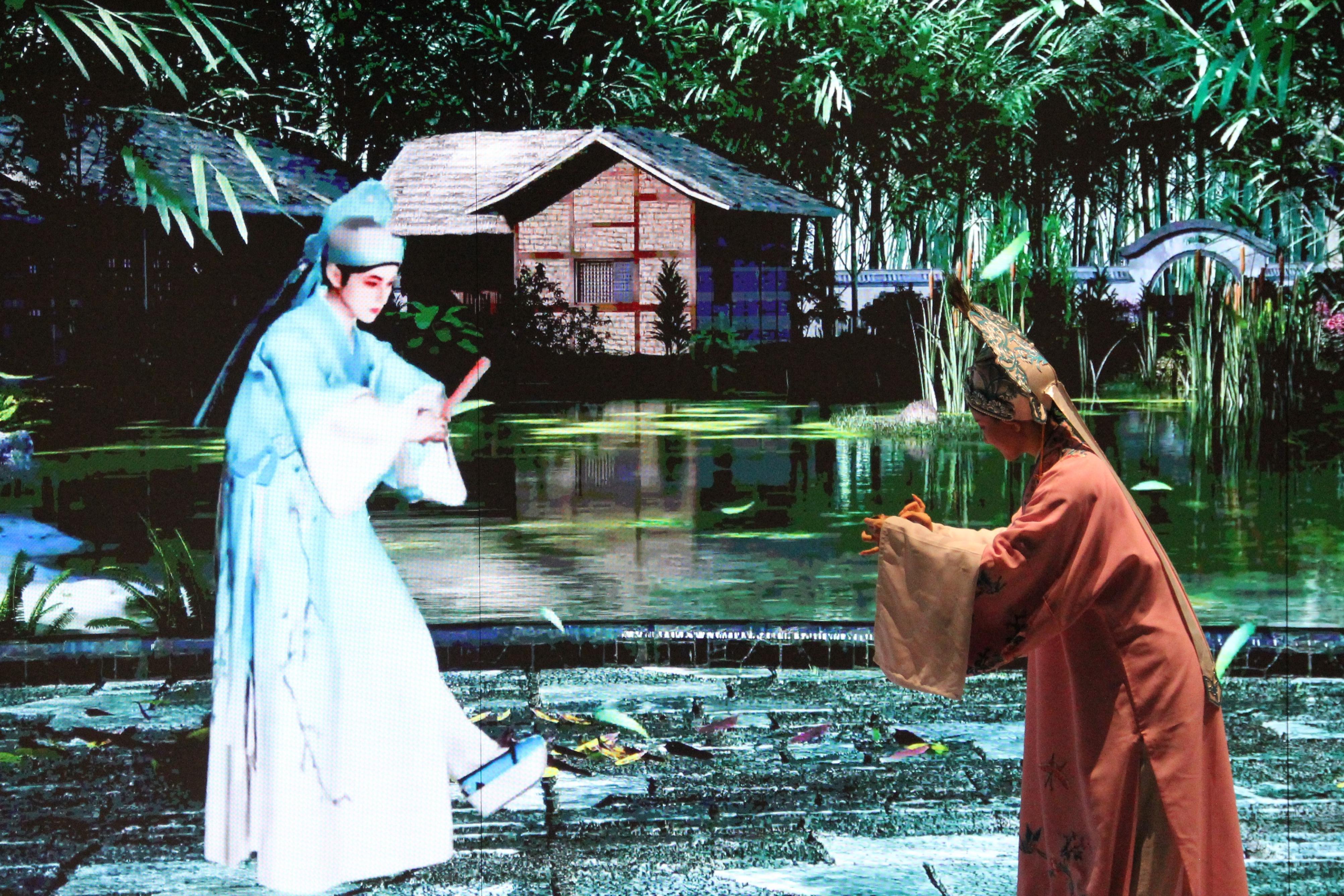 真人演員與虛擬人演員在“元啟金陵”南京數(shù)字文化客廳出演《梁山伯與祝英臺》經典選段。受訪者供圖