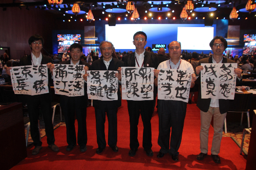 顧風(fēng)（左三）在會場合照留念。受訪者供圖