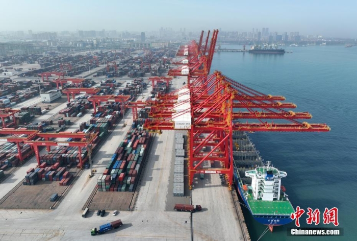 資料圖：山東日照港全自動化集裝箱碼頭作業(yè)現(xiàn)場。(無人機圖片)<a target='_blank' href='/'><p  align=