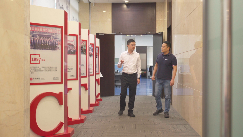 中信銀行成都分行行長(zhǎng)助理李一（左）接受采訪。人民網(wǎng)記者 王紹紹攝